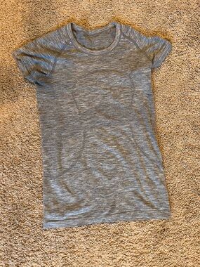 lululemon athletica Heathered Gray Short Sleeve Athletic Tee